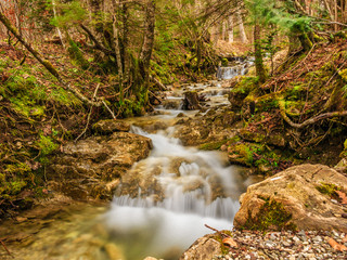 Gebirgsfluss in den Alpen