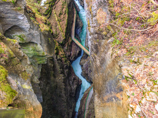 Gebirgsfluss in den Alpen
