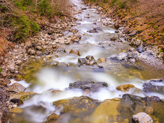 Gebirgsfluss in den Alpen