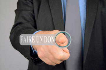 Homme appuyant sur le bouton faire un don
