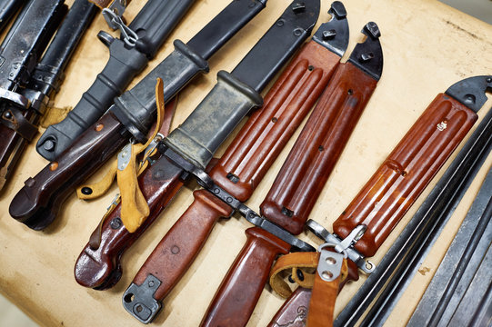 Bayonet knives for rifles and machine guns of military history