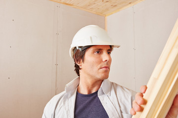 Facharbeiter arbeitet mit Holz
