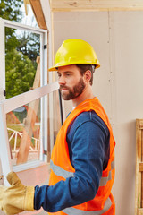 Fachmann als Monteur beim Fenster Einbau