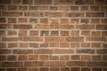 Backsteinmauer mit dunkler Vignette und Textfreiraum