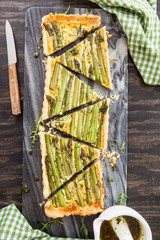 Quiche mit gruenem Spargel