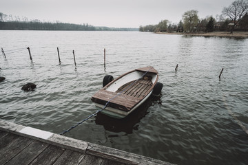 Obraz premium Boat on the lake pier