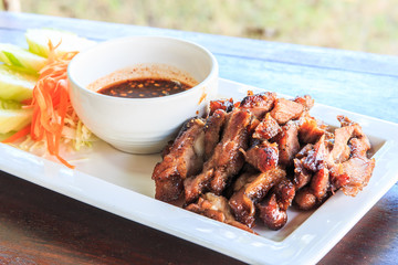 Slide roast lamb with spicy sauce