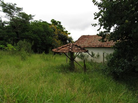 O quiosque e a casa.