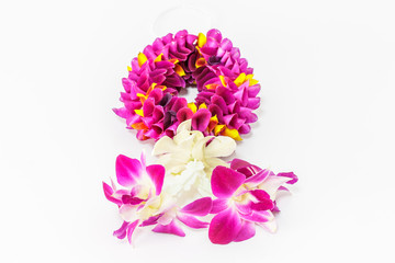 Naklejka premium Orchid garland for praying to the respect in Thai style