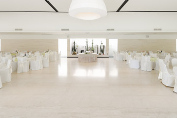 Front view of a wedding hall in the center of the table newlyweds