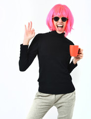 Naklejka premium fashionable sexy girl in pink wig holding orange cup