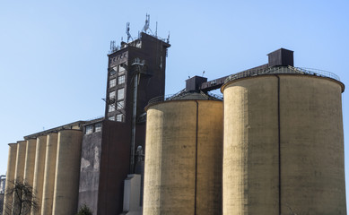 Old concrete silos © Stefan Wolny