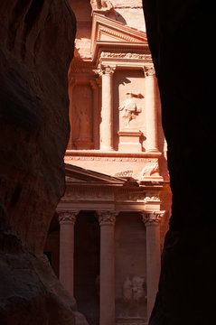 Giordania, 02/10/2013: scorcio della facciata di Al-Khazneh, il Tesoro, uno dei più famosi monumenti della città archeologica di Petra,  attraverso le rocce del Siq, la gola di accesso al sito