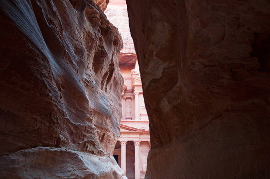 Giordania, 02/10/2013: scorcio della facciata di Al-Khazneh, il Tesoro, uno dei più famosi monumenti della città archeologica di Petra,  attraverso le rocce del Siq, la gola di accesso al sito