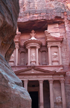 Giordania, 02/10/2013: la facciata di Al-Khazneh, il Tesoro, uno dei più famosi monumenti dell’antica città archeologica di Petra, visto attraverso le rocce del Siq, la gola di accesso al sito