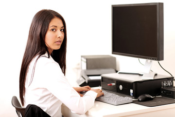 Fototapeta na wymiar junge Geschäftsfrau mit Computer im Büro