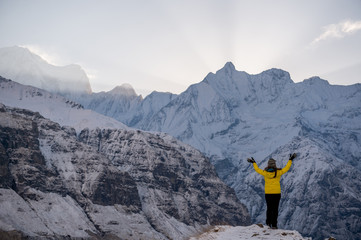 Obraz premium Traveler at Annapurna base camp worship the sunlight