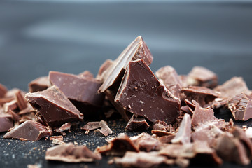 Dark chocolate stack, chips and powder
