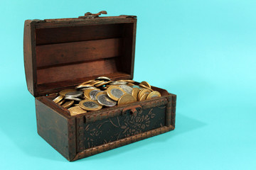 Brazilian coins inside the wooden chest
