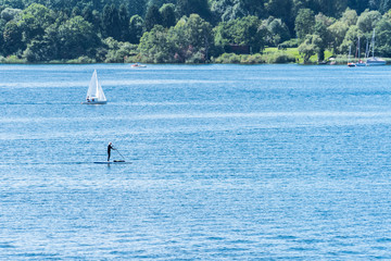Naklejka premium Segelyacht und Stehpaddler auf dem Starnberger See