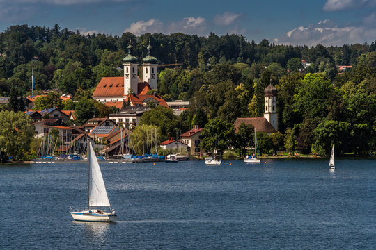 Tutzing am Starnberger See in Oberbayern unter wei&szlig;-blauem Himmel