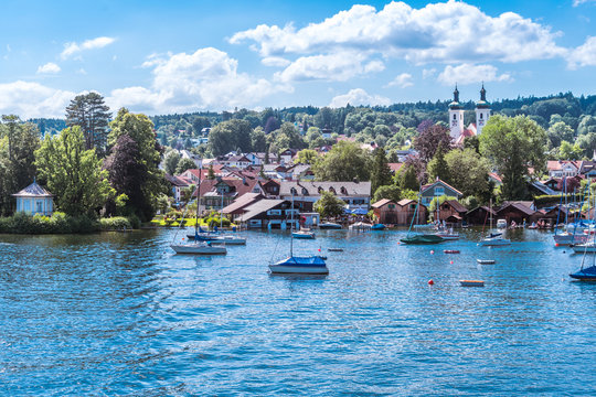 Tutzing am Starnberger See in Bayern unter wei&szlig;-blauem Himmel