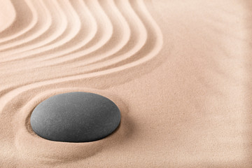 Fototapeta premium Tło zabiegu odnowy biologicznej z piaskiem i kamieniem, jak do medytacji zen. Masaż relaksacyjno-równoważący. Ogród Buddyzmu Zen ...