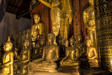 interno di un tempio buddista in Thailandia