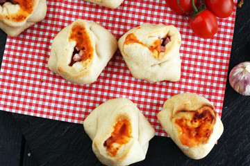 Pizza snails in puff pastry with ham, cheese and mushrooms