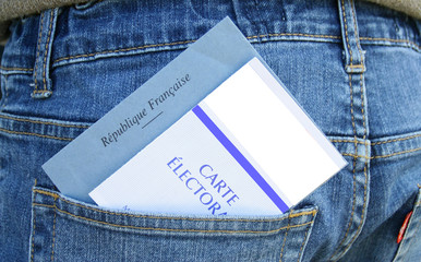 carte électorale ,dans la poche ,jeunesse aux urnes