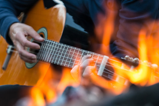 gitarrenmusik am lagerfeuer an einem lauen sommerabend
