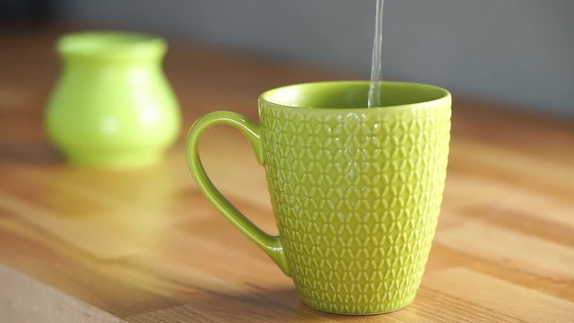 zielony kubek i woda