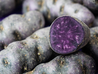 Vitellote noir Kartoffeln mit einer aufgeschnittenen Fläche