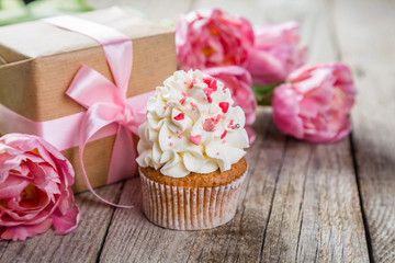 Cupcakes with vanilla frosting and hearts