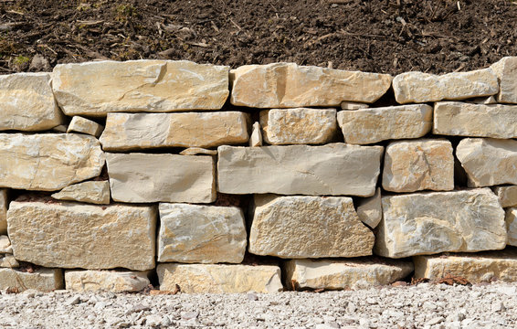 Kalksteinmauer Trockenmauer Mauer Naturstein Gartenmauer frontal