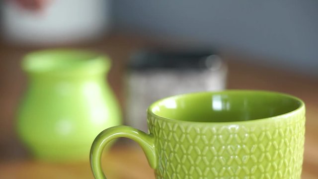 zielony kubek i herbata 
