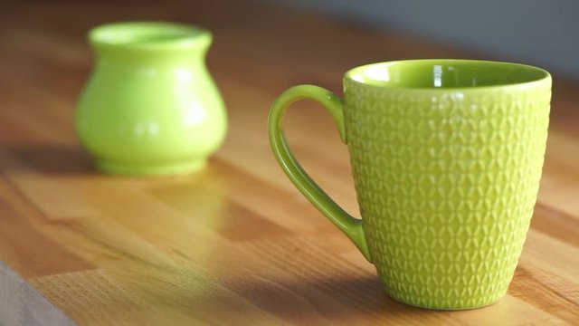 zielona cukiernica i kubek