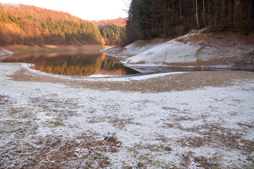 Winterliche Landschaft am See