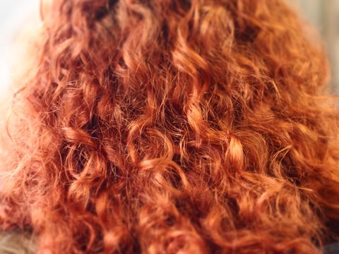 Junge Frau mit lockigen roten Haaren