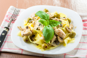 Tagliatelle pasta with chicken and mushrooms