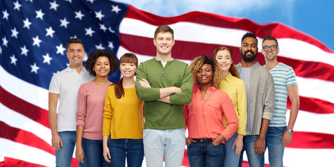 Obraz premium happy international people over american flag