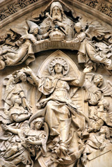 Fototapeta na wymiar Detalle Timpano Catedral de Sevilla