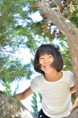 木登りを楽しむ女の子