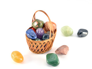 Bunte Halbedelsteine im Korb