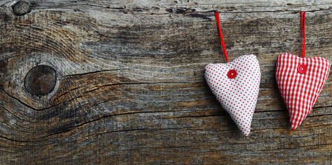 Zwei rote Herzen auf Holzhintergrund