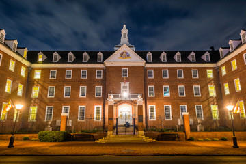 Fototapeta na wymiar The James Senate Office Building at night, in Annapolis, Maryland.