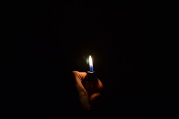 Una llama de esperanza en la oscuridad