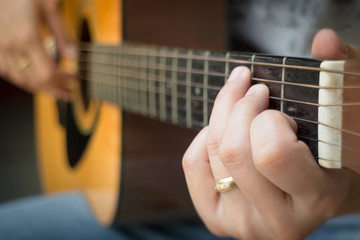 Obraz premium Guitarist Hand Playing Acoustic Guitar