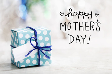 Happy Mothers Day message with gift box - obrazy, fototapety, plakaty