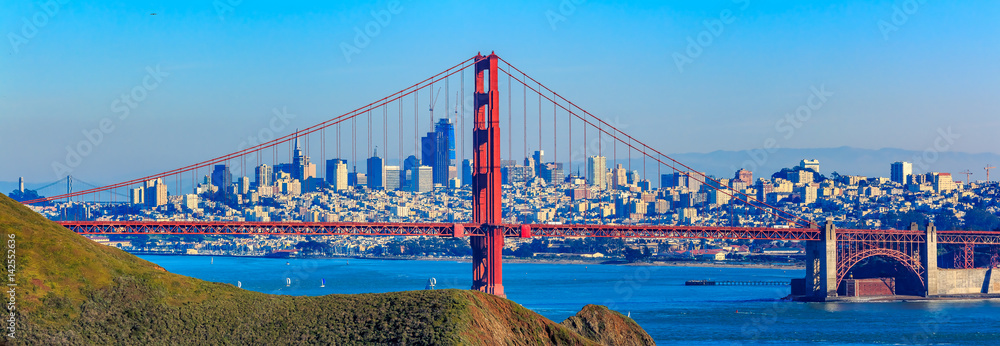 Wall mural panorama of the golden gate bridge and san francisco skyline